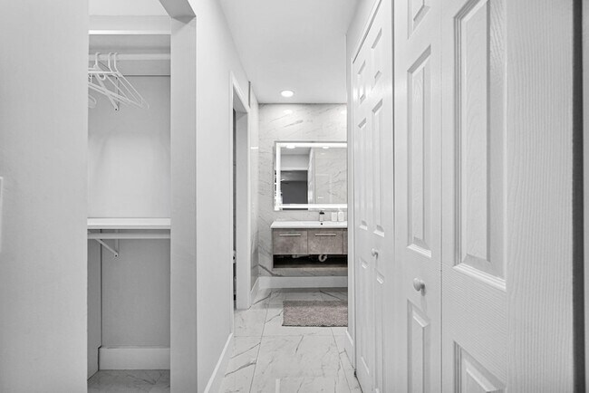 Building Photo - 6279 Bay Club Dr