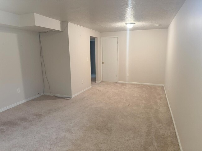 Building Photo - 193 Nicoletti Dr