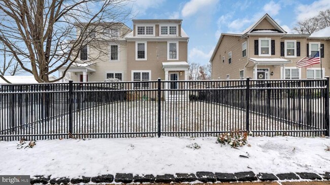 Primary Photo - 1833 Drew St