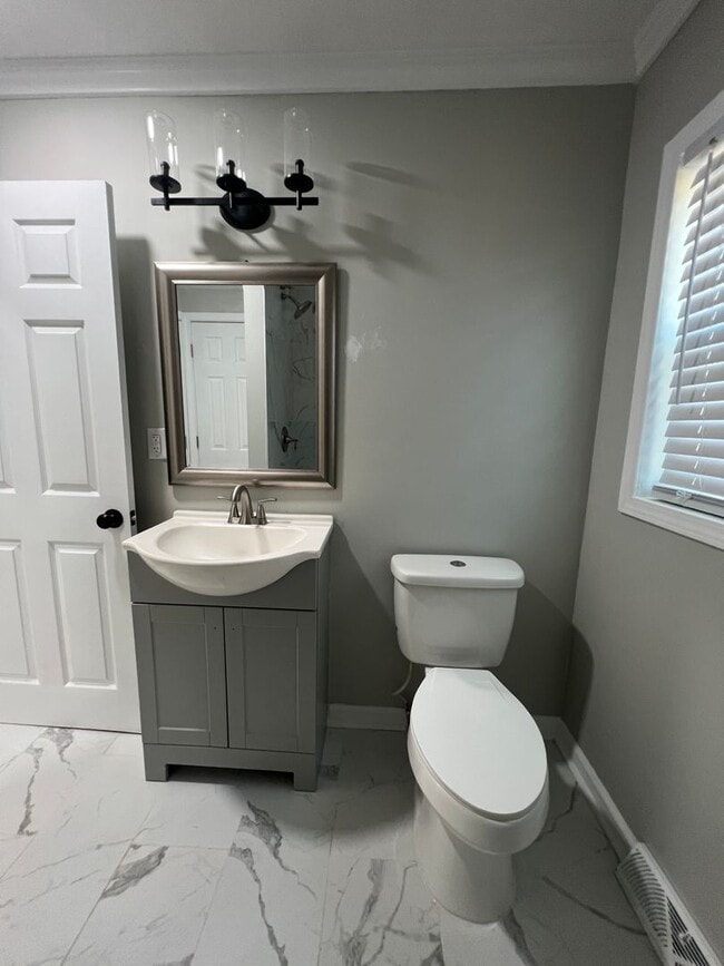 Building Photo - MOVE-IN READY! *HOLIDAY MOVE-IN SPECIAL $500 off the first full months rent if lease signed by 1/...