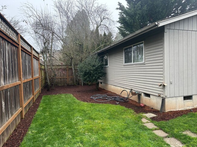 Building Photo - Beautifully updated 3 bedroom 1 1/2 bath h...