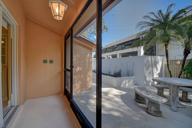 Building Photo - Luxurious 4 bedroom, 3 bath pool home.