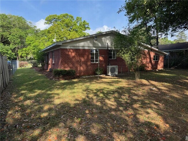 Building Photo - 713 Iris Ave