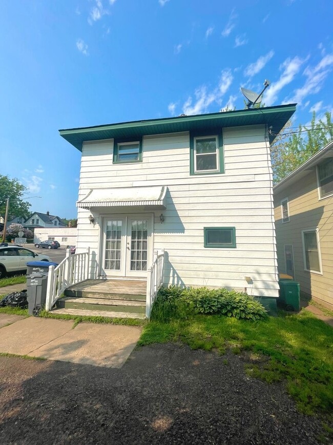 Building Photo - AVAILABLE NOW! - Gorgeous 3 Bedroom 1 Bath...
