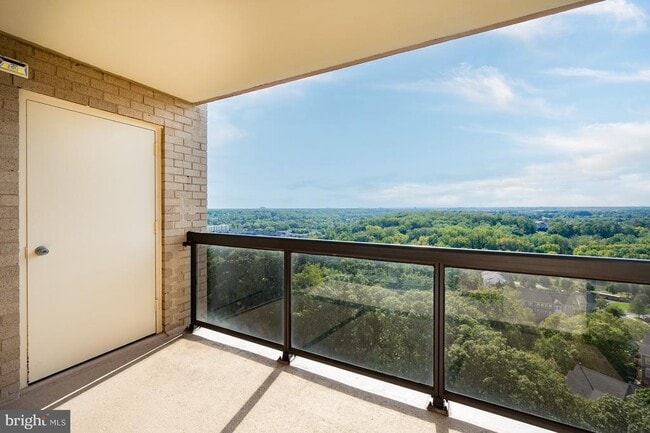 Building Photo - 307 Yoakum Pkwy