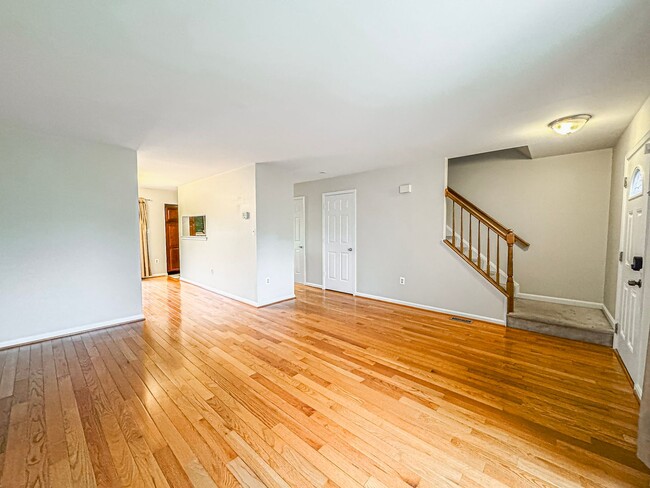 Building Photo - Charming 3 Bed 2.5 Bath Townhome With Pati...