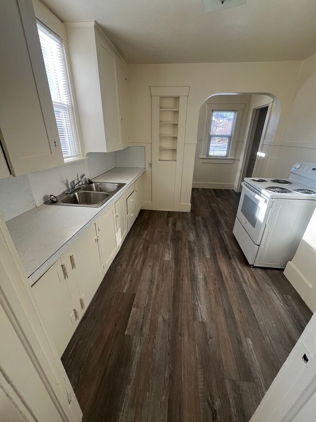 Building Photo - Corner location near ISU-Single Family Home with room to spread out!