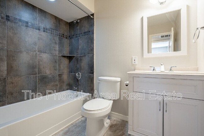 Building Photo - 522 E Balboa Dr