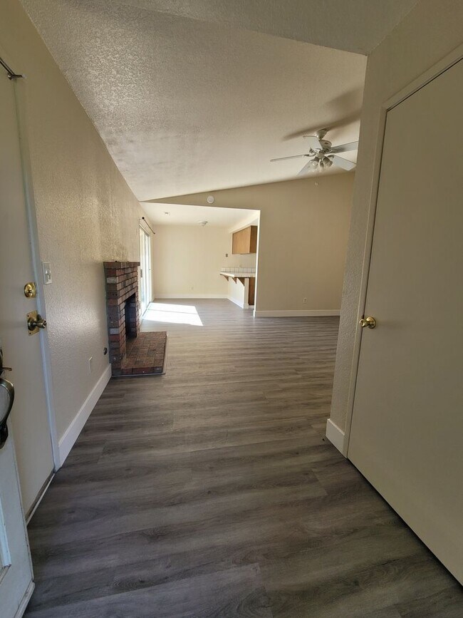 Building Photo - FER130