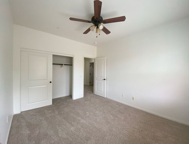 Building Photo - Move-in Ready Townhome in Parklike Community