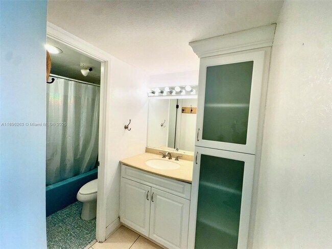 Building Photo - 1351 NE Miami Gardens Dr