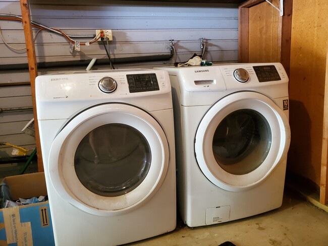 Washer and dryer - 23501 Collins St