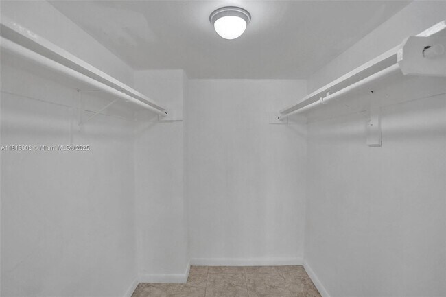 Building Photo - 3100 NE 49th St