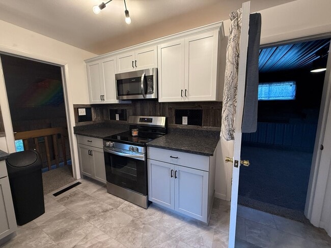 Building Photo - Spacious Rural Ranch!