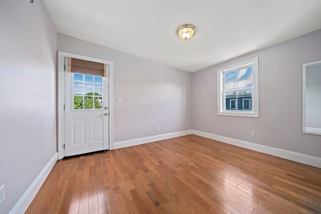 Building Photo - 662 E 7th St