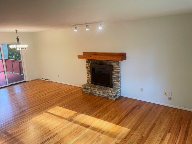 Building Photo - 1522 Cameron Dr