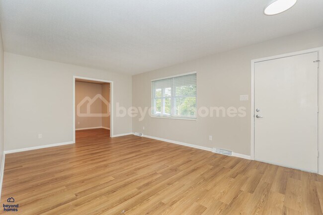 Building Photo - Freshly Renovated 3 Bedroom 2 Bath Home - Looking for You!