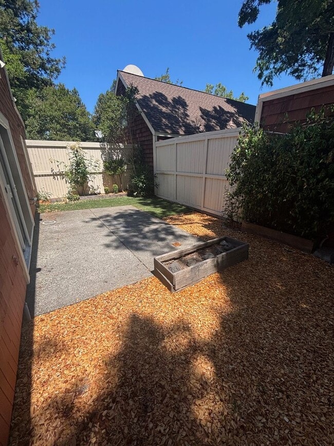 Building Photo - Updated 3 bedroom 2 bathroom Bennett Valle...