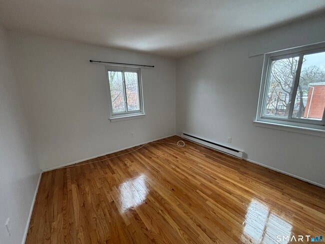 Building Photo - 17 Ferris Ave