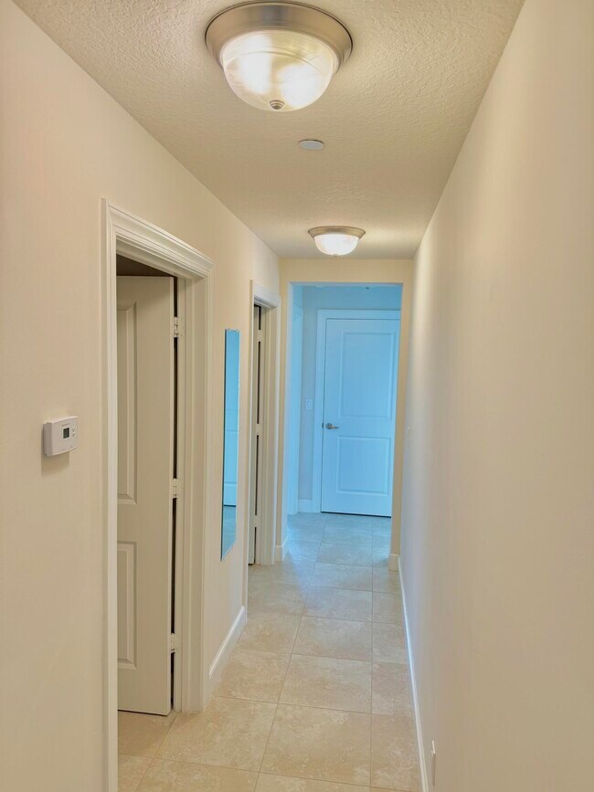 Building Photo - 341 Bay Colony Dr N