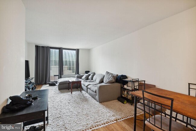 Building Photo - 1420 Locust St