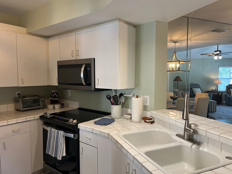 Kitchen - 1096 Woodshire Ln