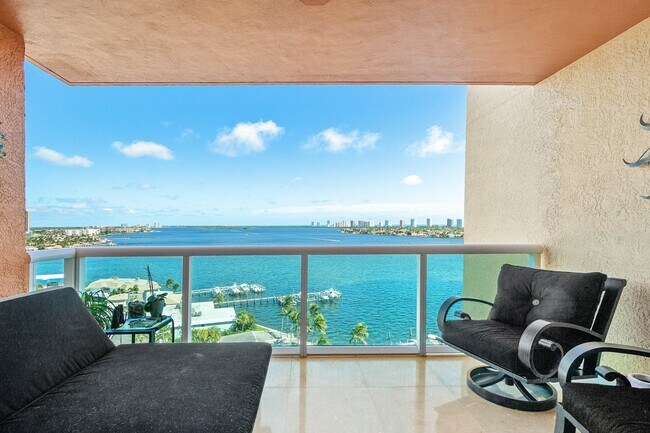 Building Photo - 2650 Lake Shore Dr