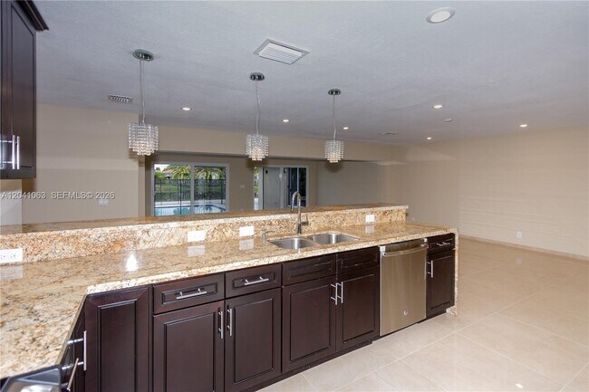 Building Photo - 16641 Royal Poinciana Dr