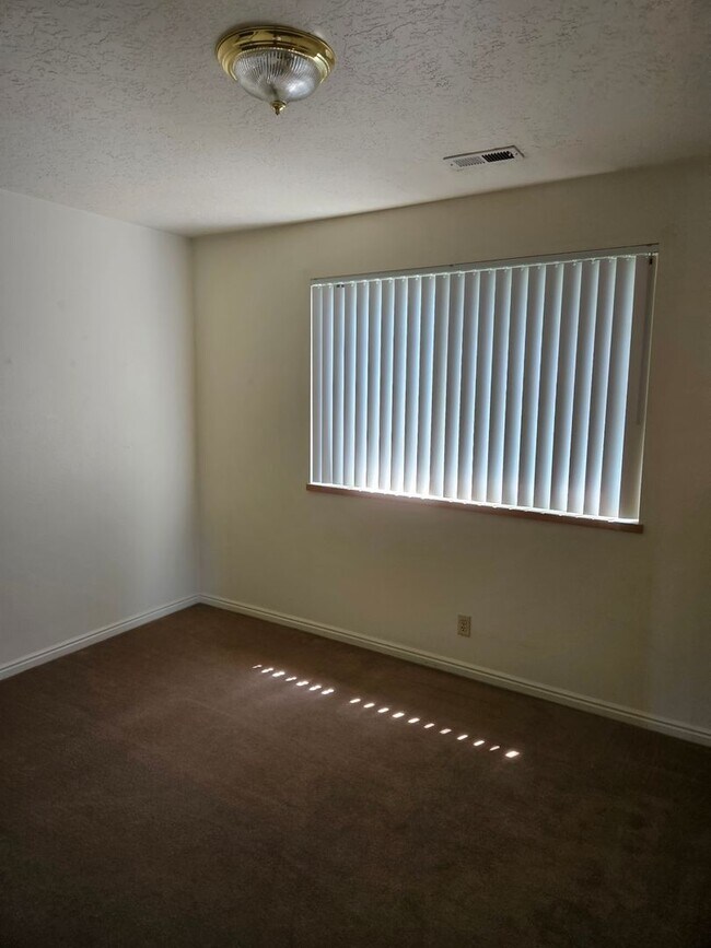 Building Photo - North Orem 2 bedroom/1 bath apartment - Pr...