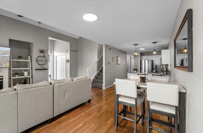 Building Photo - Elegant 3-Bed Single Family with Fireplace & Hardwood Floors in Shakopee – 2345 Sq Ft of Comfort