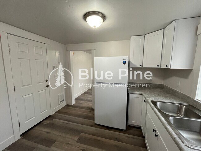 Building Photo - 1288 Lake Ave