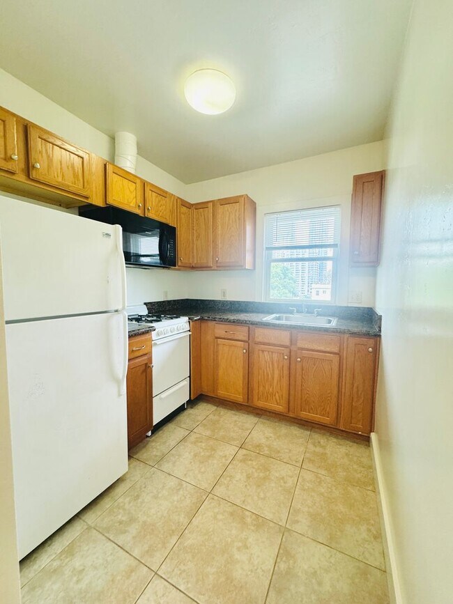 Building Photo - STUDIO RIGHT OUTSIDE OF DOWNTOWN! $1,495/m...