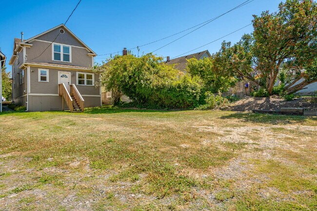Building Photo - Charming, Spacious 5-Bedroom Home in York ...