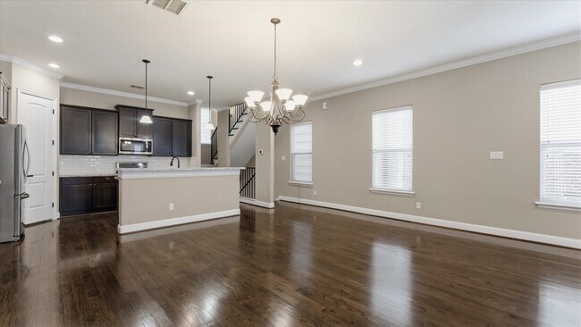 Building Photo - 922 W 20th St