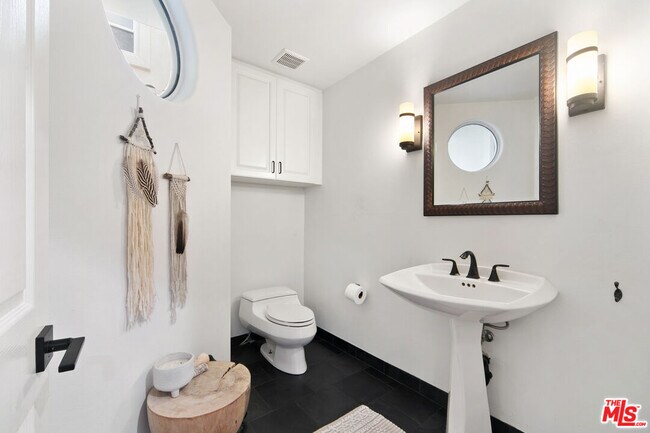 Building Photo - 6477 Zuma View Pl