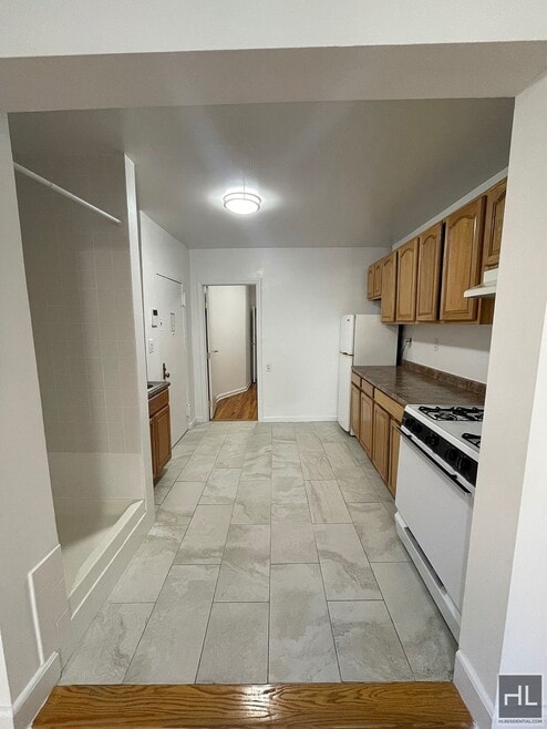 Building Photo - 220 E 89th St