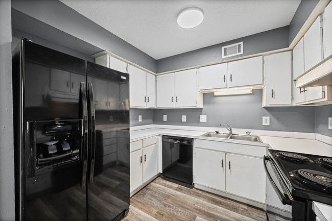 Building Photo - Convenient 1 Bedroom, 1 Bath first-floor condo located in Pawtuckett on the Green near the airpor...