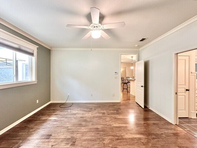 Building Photo - Tour Today! Show Stopping Home in Flint!