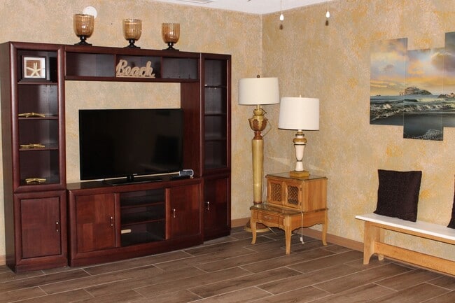 Building Photo - 2 Bedroom  Condo For Rent