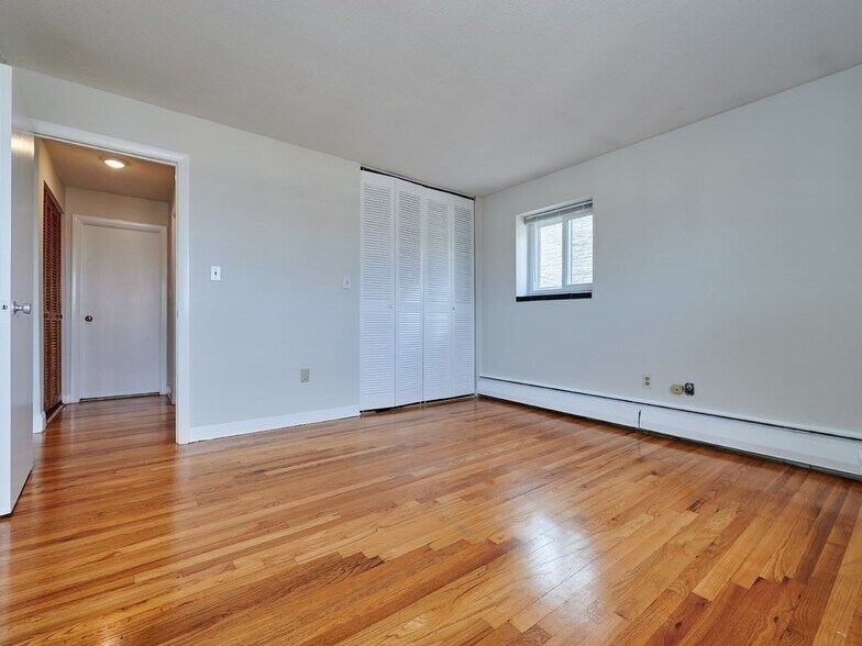 Building Photo - 239 Kelton St