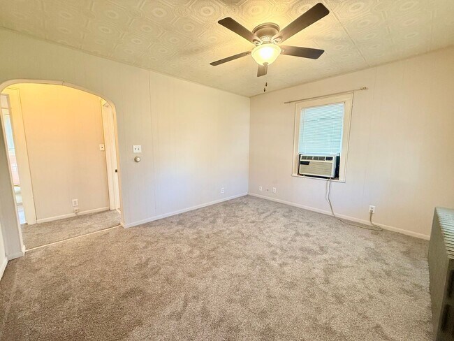 Building Photo - 2 Bedroom, 1 Bath Home  & Garage Available in Peoria IL!