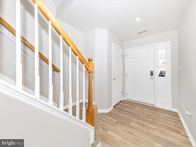 Building Photo - 2103 Paxton Terrace