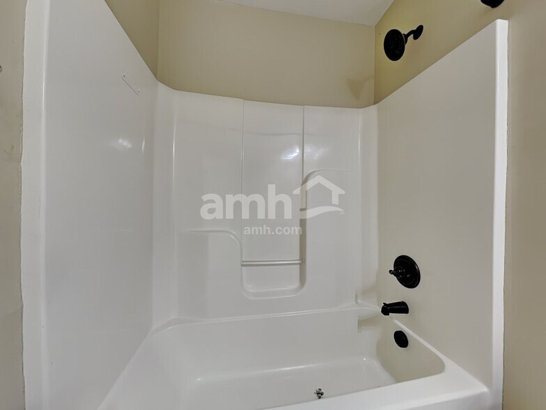 Building Photo - 112 Broken Bit Cir