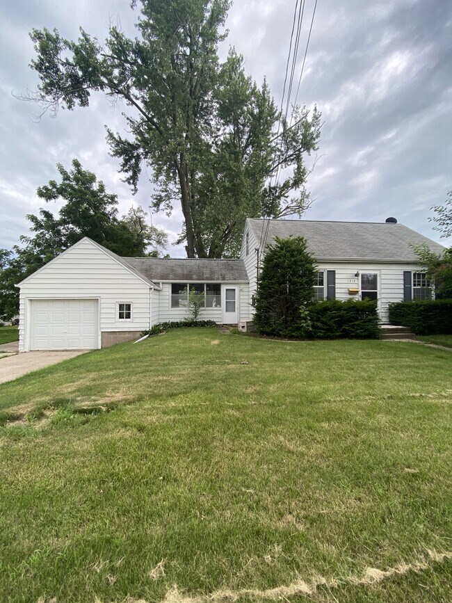 Building Photo - 1215 34th St NE