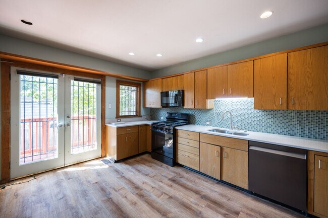 Building Photo - 206 S 43rd St