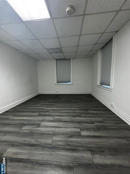 Building Photo - 250 Broad Ave
