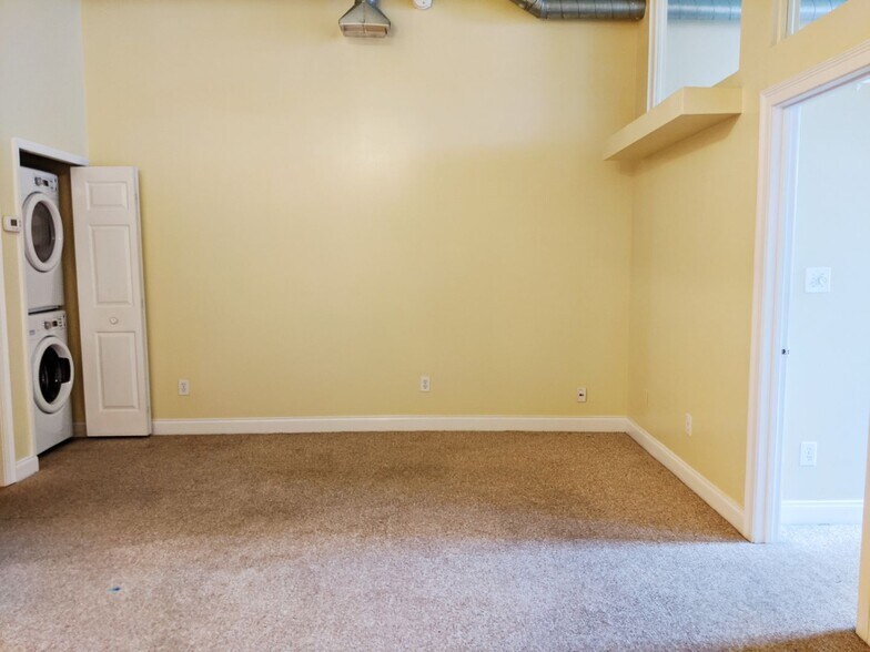 Building Photo - Redmen - Residential