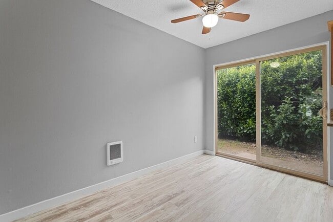 Building Photo - Spacious 2bed/1bath townhome