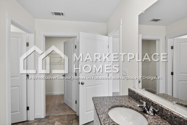 Building Photo - 3220 Highline Dr