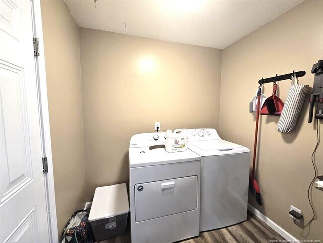 Building Photo - 6873 Brasswood Dr